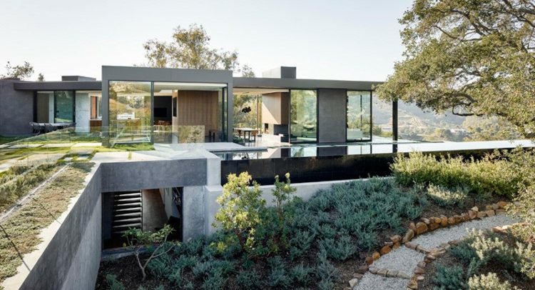 glas och betonghus modern stil pool trappor trädgård väg