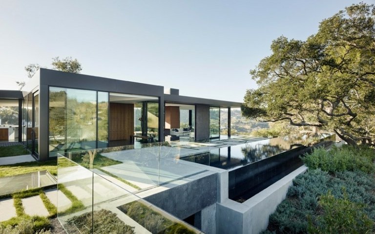 glas och betong hus pool lång oändlighet ek träd vardagsrum