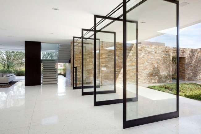 Glasdörr fasad stenplattor golvpaneler öppet vardagsrum