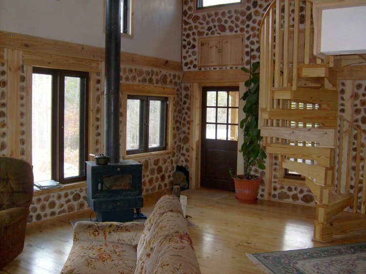 hus-trä-möbler-rustik-vägg-design-spiraltrappa-öppen spis