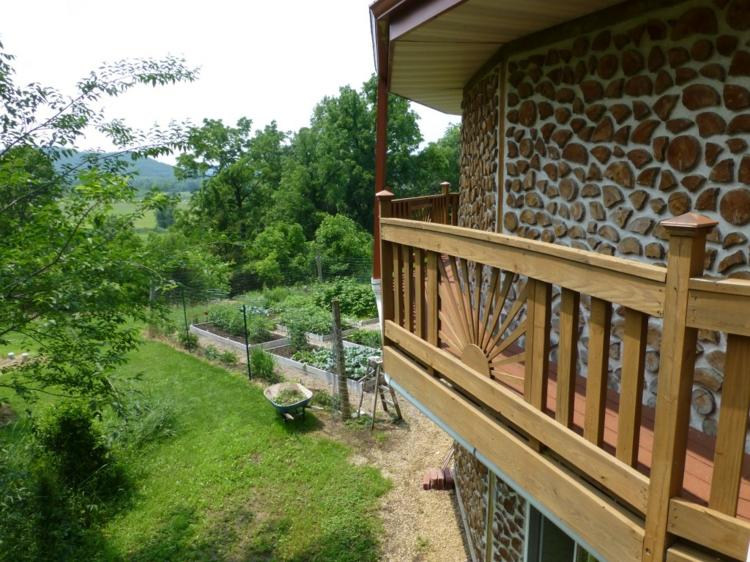 hus-trä-balkong-räcke-attraktiv-arkitektur-energieffektivt