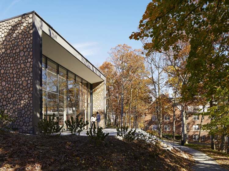 hus-trä-minimalistisk-fönster-fronter-campus-projekt-studio-gång-design