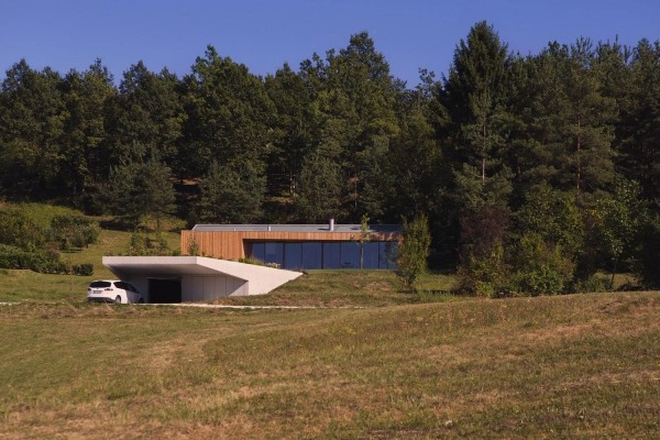 modernt trähus skog bort