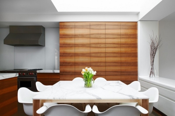 hus trä med modern design matbord marmor utseende