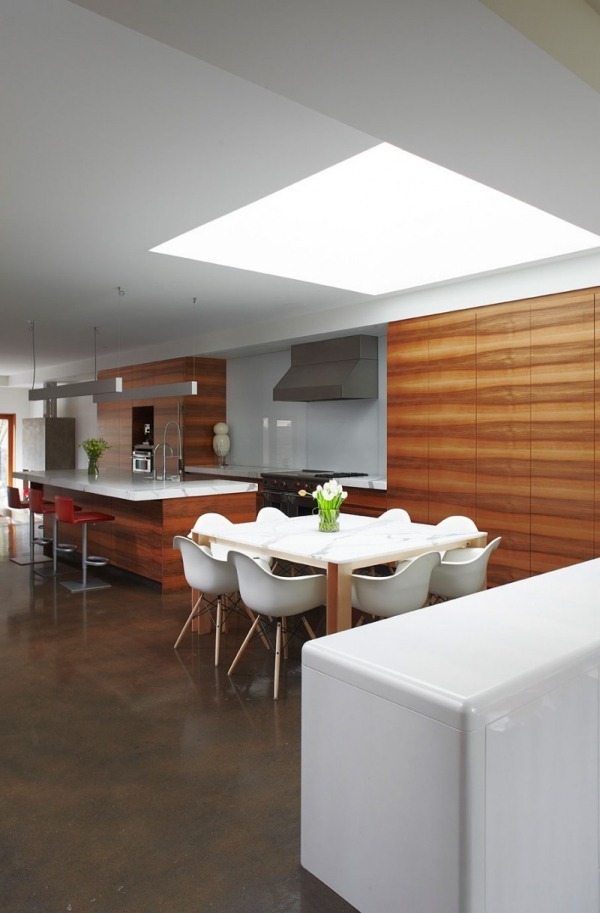hus av trä med modern design väggbeklädnad trä