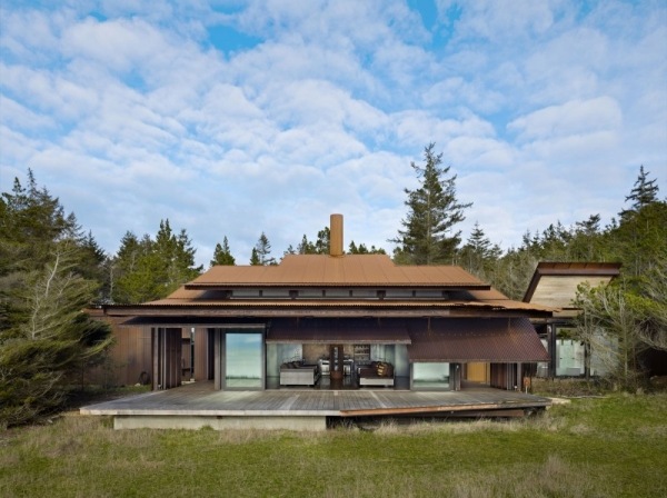 Hus med trä terrass arkitektur modern