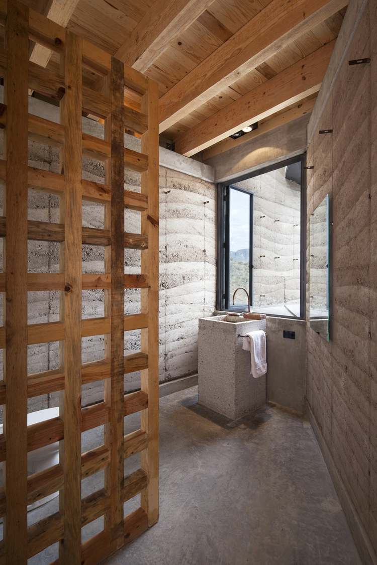 material återvunnet hus badrum betong handfat trä dörr galler