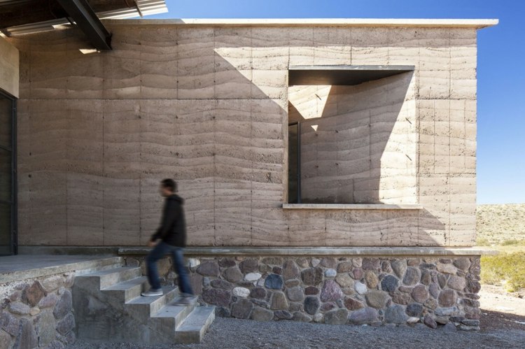 hus av återvunnet material sten betong trappor entré öppen design