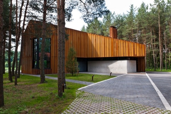 hus stål i trä ser modern design utifrån
