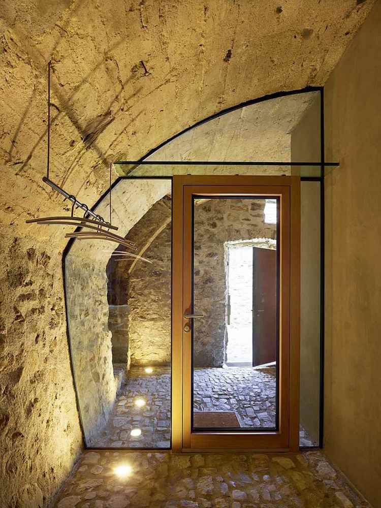 sten och betong hus hall dörr glas belysning
