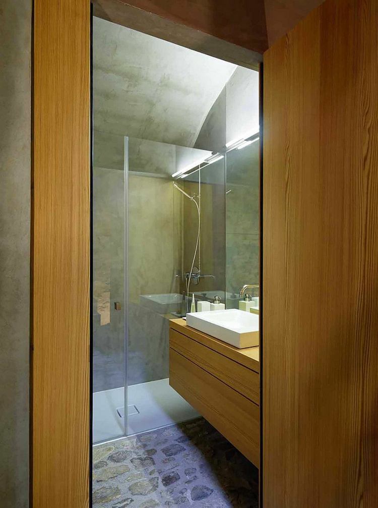betong sten badrum trä fåfänga handfat duschglas
