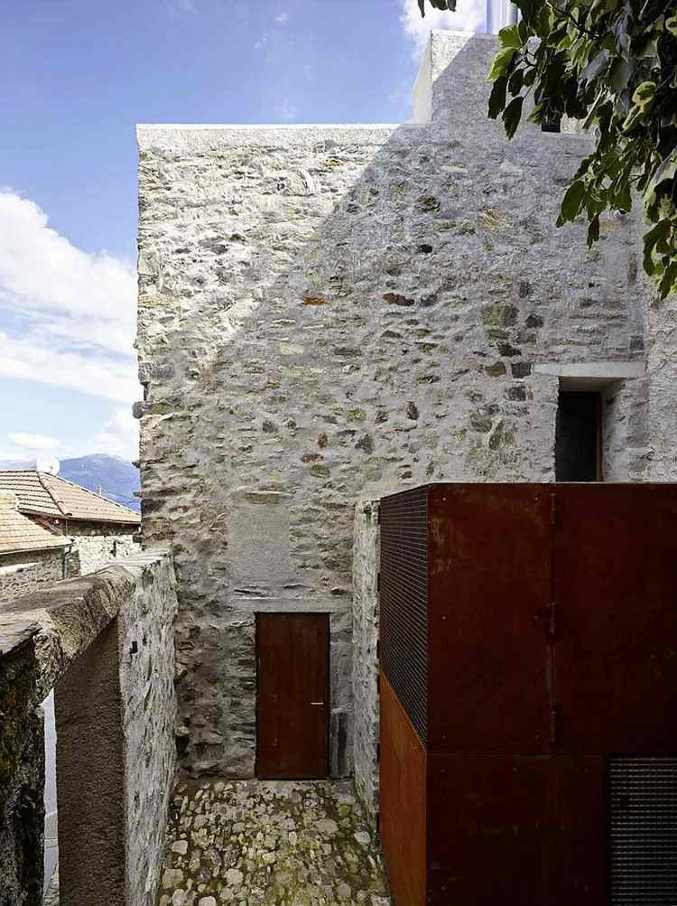 stenmur rustikt hus rostfritt stål dörr modern
