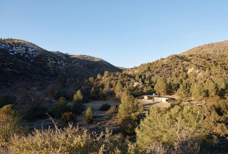 hållbarhetens hus off-grid strömförsörjning reträtt återvunnet material canyon plats fjärrkontroll