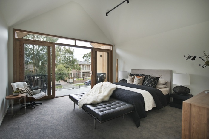 sovrum säng grå heltäckningsmatta modernt fönster