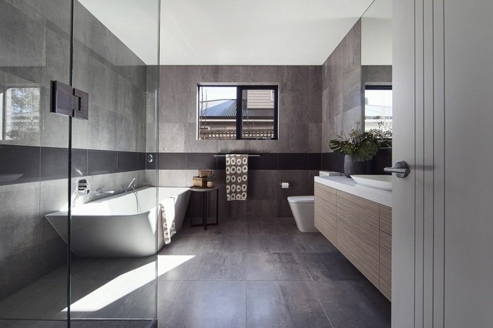 badrum moderna grå kakel duschglas badkar konsol