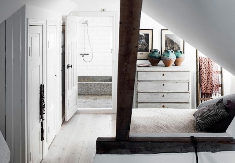 sovrum sluttande takbalk säng hus design i shabby chic