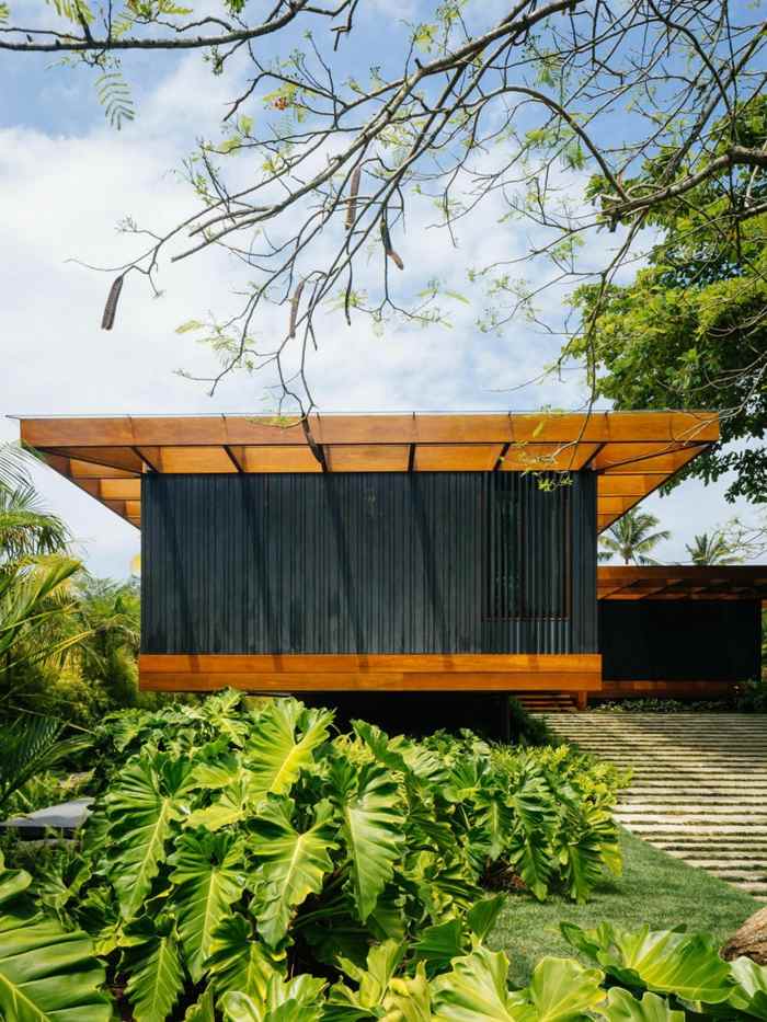 husdesign i Brasilien remsor trä tak växter