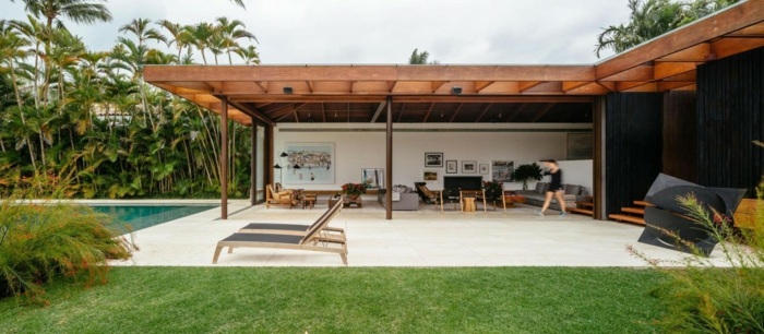 designidé terrass öppet vardagsrum pool lounge stolar gräsmatta