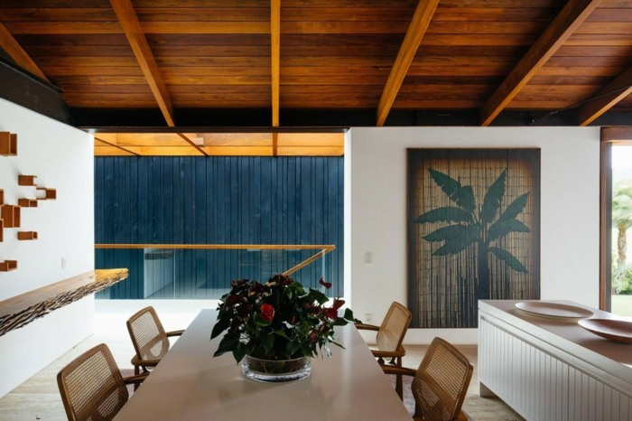 matsal moderna matbord stolar väggmålning palm tree design