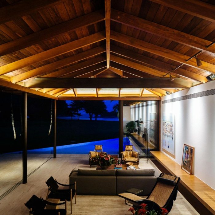 design terrass tak trä soffa solstol pool natt