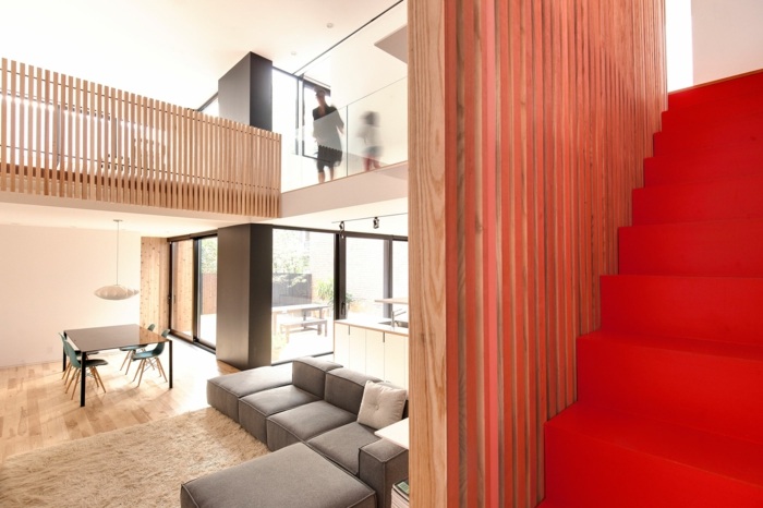 vardagsrum hus trappor röd grå soffa fönster fram