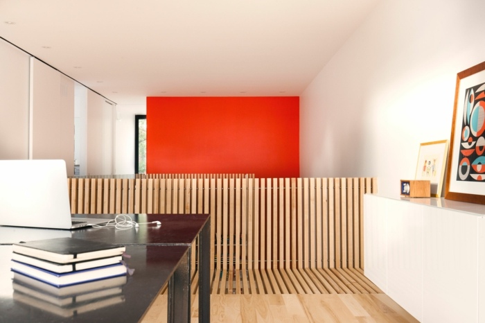 korridor kontor trä räcke modern röd vägg