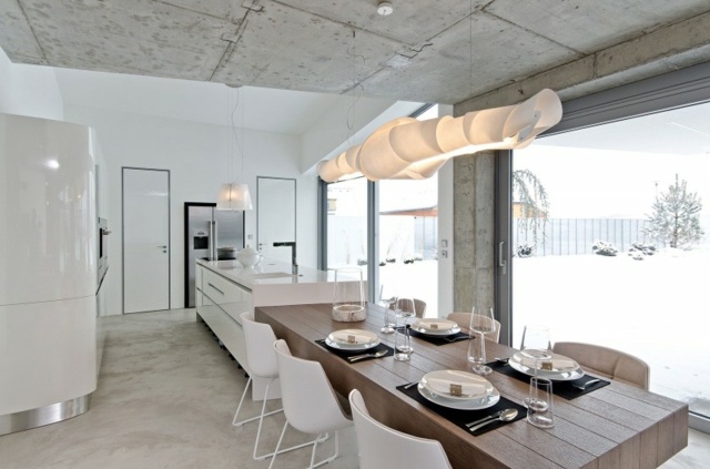 Paneler klädda matbord hängande ljusa vita stolar högblank köksbänk