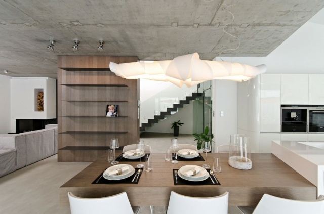 delad vägghylla trä matbord hängande ljus exponerat betongtak