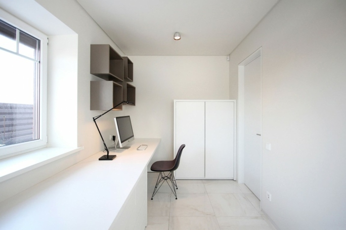 kontorsrum skrivbordsstol dator fönster vita möbler