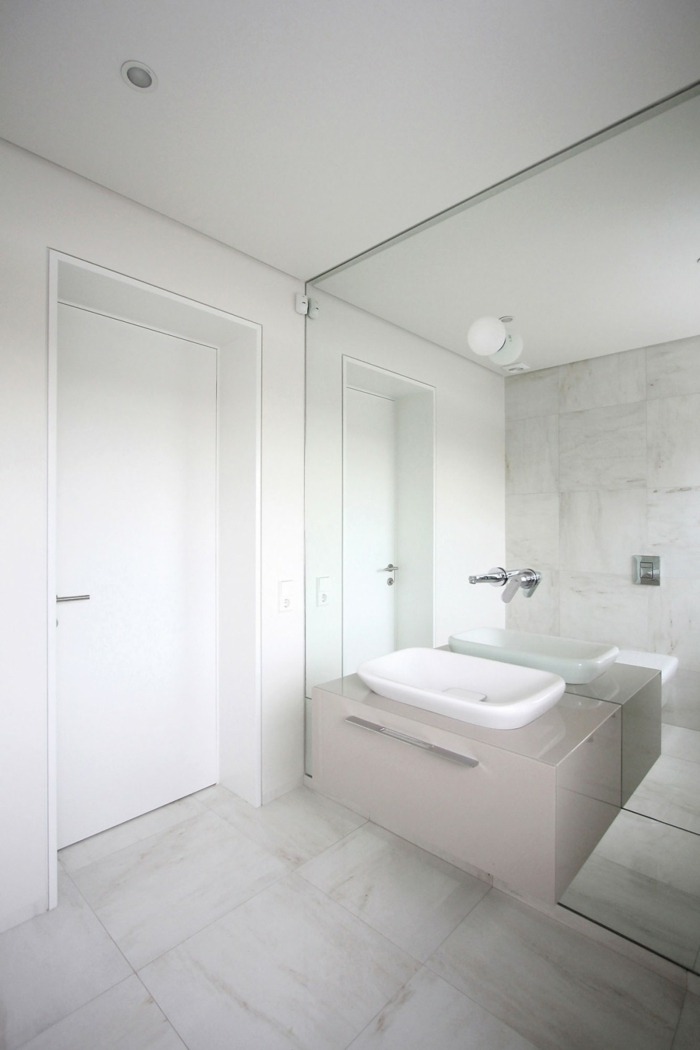 badrum handfat gäster vita spegelplattor minimalistiska
