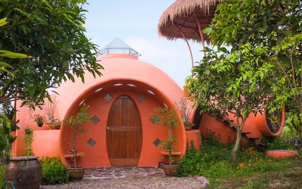 Bygg dörren i oval form omgiven av orange natur