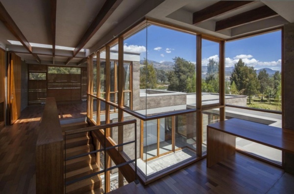 Glasfasad utsikt bergskedja modern arkitektur träbjälkar