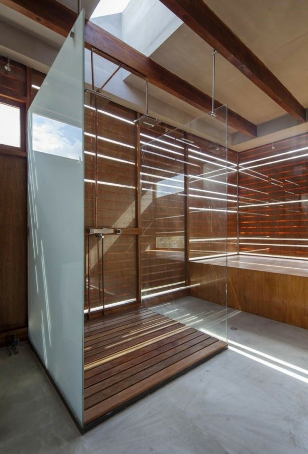 Glas duschkabin badkar trä takfönster