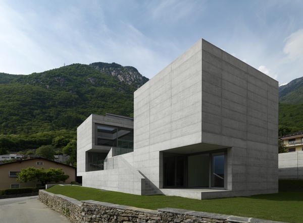 minimalistisk grå betongfasad