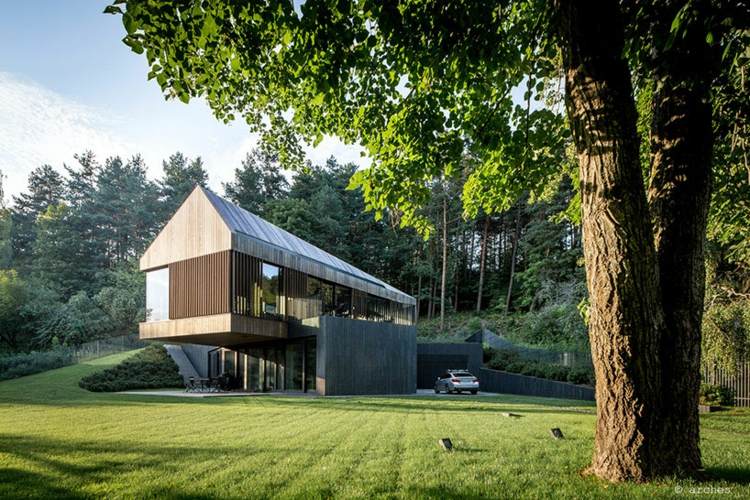 hus på en sluttning betong-metall-trä-design-minimalistisk
