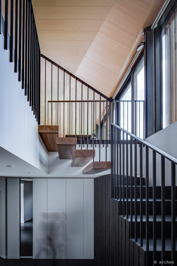 hus-sluttning-trappor-trä-steg-metall räcke-tak-design-kreativa
