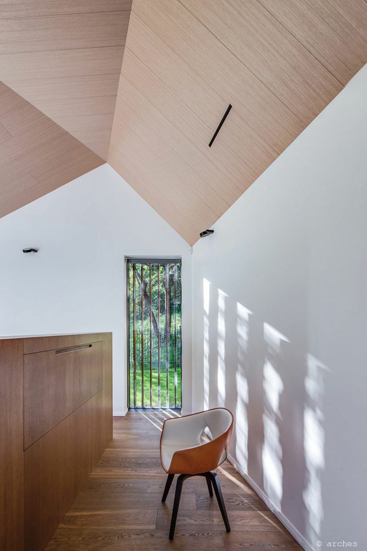 hus-sluttning-interiör-idéer-korridor-vit-vägg-design-stol-eames-läder