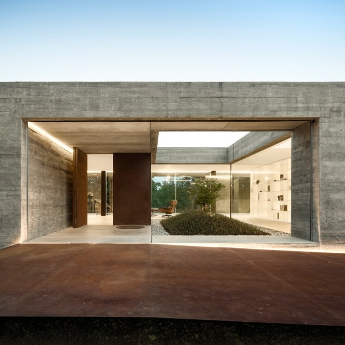 hus modern design ingång yttergård betong