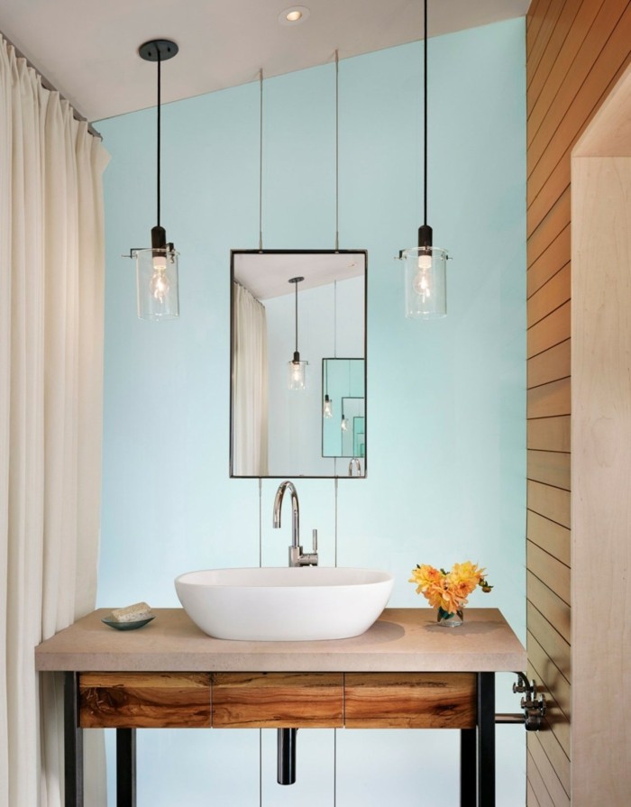 badrum ljusblå väggkonsol handfat träpanel spegel