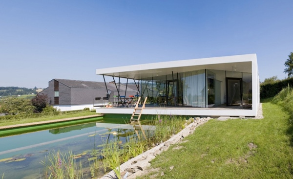 modern minimalistisk arkitektur - spänner över trädgården
