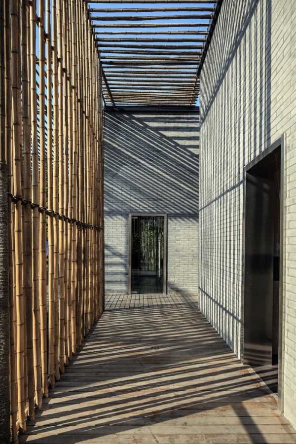 hus med bambu sekretess skärm veranda av trä