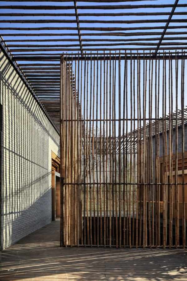 hus med bambu sekretess skärm terrass tak