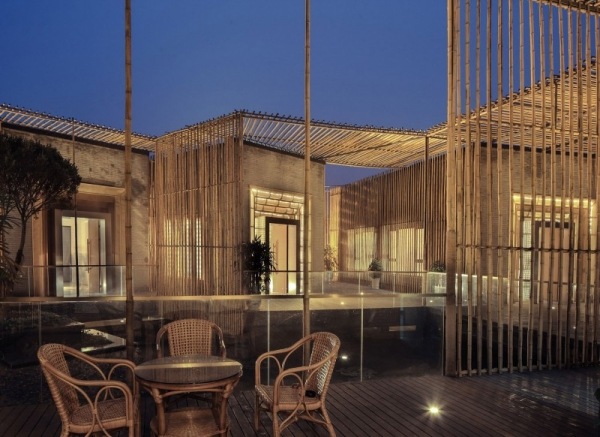 hus med bambu sekretess skärm terrass sittgrupp