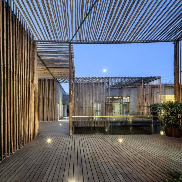 hus med bambu sekretess skärm naturmaterial