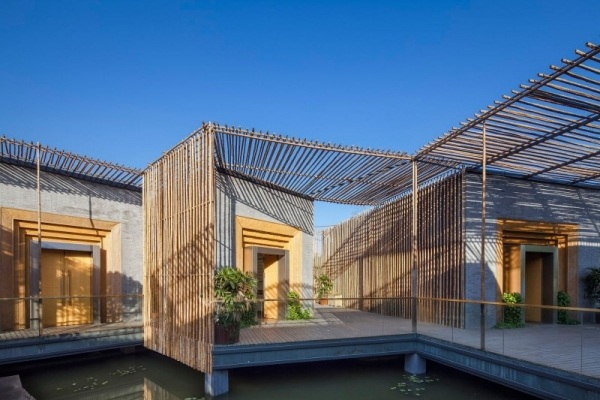 hus i bambuskub med sekretessskärm
