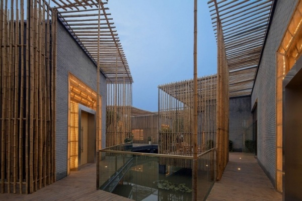 hus med sekretessskärm gjord av klassisk bambu design
