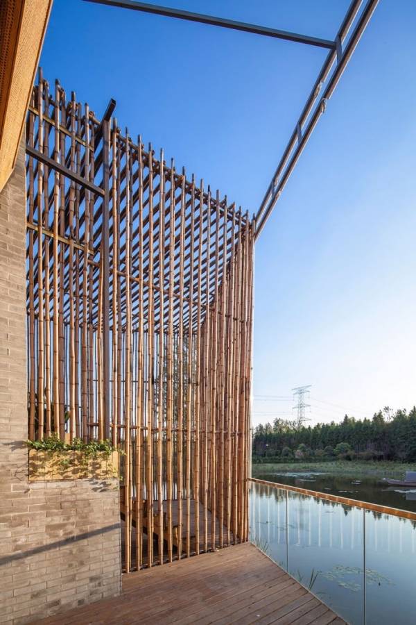 hus med sekretessskärm av klassisk bambu konstruktion
