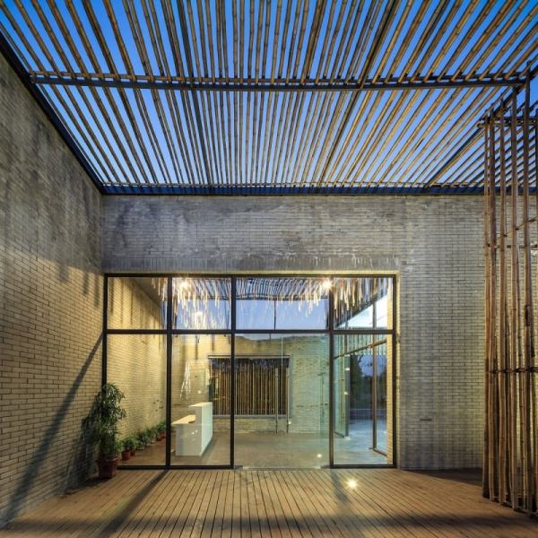 hus med integritetsskärm gjord av ingång av bambuglasdörr