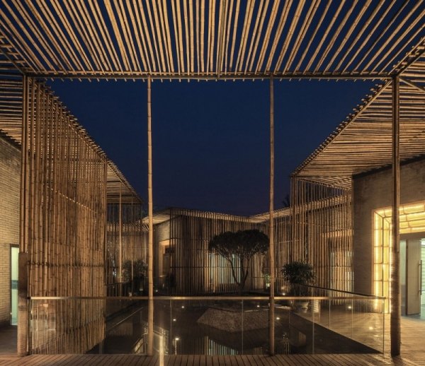 hus med sekretessskärm av bambu glasräcke