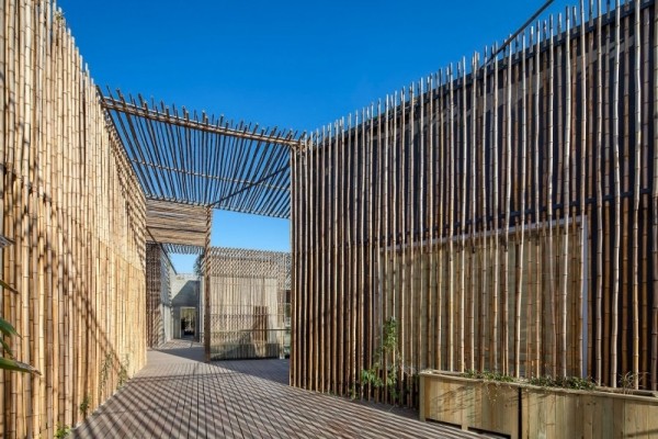 hus med integritetsskärm av bambu golv trä